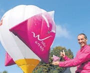 Mädir Eugster freut sich wie ein Lausbub über den Heissluftballon namens «Rigolo». (Bild: Michael Hug)