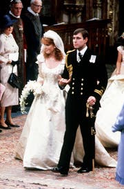 Prinz Andrew und Sarah "Fergie" Ferguson bei der Trauungsfeier. (Bild: PA WIRE (AP PA, FILE))