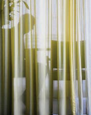 Demenzkranker im Heim: Persönliche Betreuung könnte Fixierungen unnötig machen. (Bild: Donato Caspari)