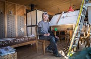 Peuss Hürlimann plant den Umzug seines Hauses am Zeichentisch. (Bild: Andrea Stalder)