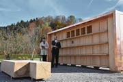 Pastoralassistentin Juliane Schulz und Pfarrer Markus Grieder segnen die neue Urnenwand auf dem Friedhof Urnäsch ein. (Bild: MC)