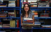 Sara Grob inmitten ihrer Bücher: Auf 27 Regale verteilt warten bei buchplanet.ch rund 30 000 Secondhand-Bücher auf neue Besitzer. (Bild: Michel Canonica)