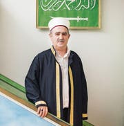 Der Frauenfelder Imam Sami Misimi im Gebetsraum auf der Mimbar, dem Predigtstuhl in der jetzigen Moschee an der Gewerbestrasse 3.