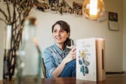 Die Kochkünste der Nonna für die Nachfahren gesichert: Mélanie Hangartner mit ihrem Buch "La cucina della nonna". (Bild: Michel Canonica)