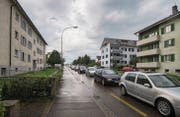 Auf der Arbonerstrasse ist zuweilen viel Verkehr: Eine Sozialhilfebezügerin suchte sich unter anderem deswegen andernorts eine Wohnung. (Bild: Reto Martin)