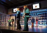 Auch die jungen Models verblüfften mit Optik und Können auf der Bühne. (Bilder: Mengia Albertin)