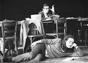 Peter Stein beobachtet liegend eine Probe am Schauspielhaus Zürich 1969. (Bild: Leonard Zubler)
