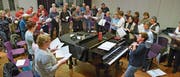 Der Männerchor und der Damenchor Weinfelden proben vor der Versammlung unter der Leitung von Claudia Hugentobler im «Trauben»-Saal. (Bild: Mario Testa)