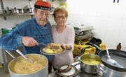 In der Küche: Chefkoch Jörg Kessler und seine Ehefrau Silvia füllen anständige Portionen auf die Teller. (Bild: Kurt Lichtensteiger)