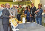 Andrea Sutter, Bereichsleiter Verkauf Volg (l.), am Eröffnungsabend. Anwesend war auch Gemeindepräsident Beat Weibel (2. v. r.). (Bild: che)