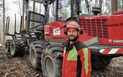 Sebastian Bänteli, Revierförster im Forstrevier am Untersee, vor einem Forwarder. (Bild: Sebastian Keller)