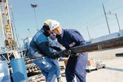 Vorstoss in die Tiefe: Arbeiter setzen die Bohrstangen zusammen, Schlattingen 2011. (Archivbild: Donato Caspari)