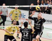 Die Amriswiler Joshua Howatson (2) und Nehemiah Mote (12) setzen sich gegen den TSV Jona (gelb) durch. (Bild: Mario Gaccioli)