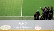 Am Tag nach dem Anschlag inspizieren Polizisten vor dem Anpfiff das Stadion von Borussia Dortmund. (Bild: Friedemann Vogel/EPA)