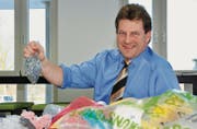 Gemeinderat Beat Bachmann zeigt einen Sack voll rezykliertem Kunststoff-Granulat. Dieses wird aus gesammelten Plastikabfällen gewonnen. (Bild: Basil Höneisen)