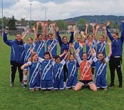 Die Münchwiler Fussball-Juniorinnen und ihre Trainerinnen freuen sich über den Ostschweizer-Meister-Titel. (Bild: pd)