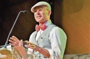 Stadtpräsident Andreas Balg im Dialog mit dem eigenwilligen und besserwissenden Hugo Volksvertreter, den er gleich selber spielt. (Bild: Max Eichenberger)