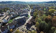 Auf der rechten Seite der Waldeggstrasse befinden sich die drei Liegenschaften, welche der Gemeinderat veräussern will – im Vordergrund der Werkhof. (Bilder: Olaf Kühne)