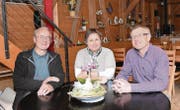 Die Ruhe vor dem Jubiläumsfest der «Schüür»: Ernst Grob (Vorstand), Conny Abderhalden (Geschäftsleiterin) und Präsident Ruedi Näf (von links). (Bild: Urs M. Hemm)