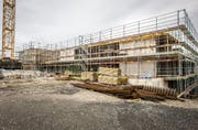 Das Schulhaus Elisabetha Hess von der Egelseestrasse aus gesehen: Diese Gebäudeteile müssen weg. (Bild: Reto Martin)