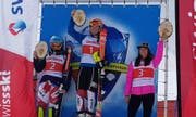 Hat allen Grund zu strahlen: Lorina Zelger (Mitte) hat am Dienstag bereits ihr drittes FIS-Rennen der Saison gewonnen. (Bild: PD)