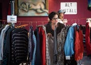 Eine Besucherin sucht am «Walk-in-closet» im «Dreiegg» nach einem passenden Kleidungsstück. (Bild: Reto Martin)