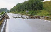 Ein Bach spülte Steine auf die Autobahn bei Rheineck. (Bild: Kapo SG)