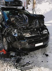 Der lädierte Unfallwagen. (Bild: kpar)