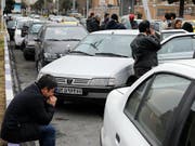 Angehörige der Passagiere des abgestürzten iranischen Flugzeugs warten auf Neuigkeiten. (Bild: KEYSTONE/EPA/ABEDIN TAHERKENAREH)