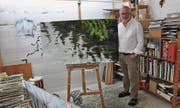 Markus Diener und die Spiegelung an der Quelle des Doubs. (Bild: Lisa Wickart)