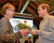 Meja Kölliker, Präsidentin der Sekundarschule, überreicht Lehrer Alexander Bächle ein Geschenk zum 15-Jahr-Jubiläum als Klassenlehrer. (Bilder: Margrith Pfister-Kübler)