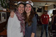 Astrid und Silvana Bischofberger, Mutter und Schwester von Silbermedaillen-Gewinner Marc Bischofberger. (Bild: Roger Fuchs)