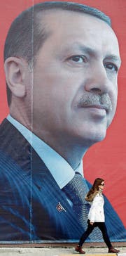 Ein riesiges Plakat in Istanbul zeigt das Porträt des türkischen Präsidenten Recep Tayyip Erdogan. (Bild: Sedat Suna/EPA (Istanbul, 10. April 2017))