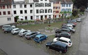 Der Hofplatz in der Altstadt soll zur Blauen Zone werden und künftig weniger Parkplätze aufweisen. (Bild: Georg Stelzner)