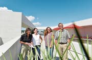 Dorena Raggenbass, Seraina Perini, Zeljka Blank und Christian Brändli geniessen die Aussicht von der Dachterrasse. (Bild: Donato Caspari)