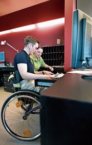 Zwei Angestellte arbeiten an einer Hotelrezeption in Basel. (Bild: Gaetan Bally/KEY (20. März 2006))