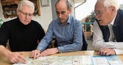 Machen sich für einen Entlastungsstollen unter dem Zuzwiler Kirchhügel stark: Rudolf Peter, Iso Karrer und Peter Link von der zehnköpfigen Ad-Hoc-Gruppe. (Bild: Simon Dudle)