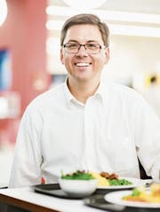 Polenta mit Fleischvögeln und Gemüse, dazu einen Menusalat: Alexander Salzmann sitzt im Restaurant Pionier im Axa Superblock in Winterthur vor seinem Mittagessen. (Bild: Thi My Lien Nguyen)