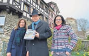 Vor den Untertor-Häusern, die das Cover eines Tourismusbuches aus Korea über die Schweiz zieren: Novella und John Moetteli, Monique Tomaselli. (Bilder: Max Eichenberger)