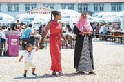 Zwei Frauen flanieren in der traditionellen Kleidung ihrer Heimat über das Festgelände. (Bild: Andrea Stalder)