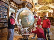Die Replik des St. Galler Erd- und Himmelsglobus während der Montage in der Stiftsbibliothek St. Gallen. (Bild: Urs Bucher)