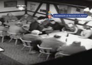 Szene aus dem Mafia-Treffen in den Räumen des Boccia-Clubs in Wängi. Das Treffen wurde von der Polizei heimlich gefilmt. Die Unterhaltung drehte sich um Blut und Ehre, aber auch um Drogengeschäfte. (Bild: Carabinieri di Reggio Calabria)