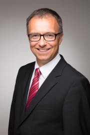 Der 52-jährige Unternehmer Thomas Rauber ist CEO und Managing Partner der TR Invest AG. Zuvor war er CFO und stellvertretender Direktor der Meggitt SA. Er ist seit 2011 im Grossrat des Kantons Freiburg und in der kantonalen Arbeitgeberkammer. Ausserdem ist er Verwaltungsratspräsident der Raiffeisenbank Freiburg Ost. (Bild: Keren Bisaz)