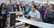Giuseppe Napoletano kontrolliert im Bernina-Werk die Nähmaschine Q 24 unter Beobachtung durch die Gäste aus den USA. (Bild: PD)