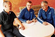 Da war die Welt noch in Ordnung: Andi Alder (Mitte) unterschrieb im Beisein von Sportchef Ivo Nater (links) und Peter Sommer den Trainervertrag. (Bild: Urs Nobel)