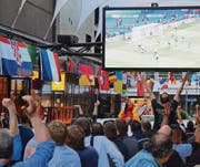 Die Gastgeber der Buchser EM-Meile hoffen auf schöneres Wetter für ein ungetrübtes, gemeinsames EM-Erlebnis wie gestern abend bei Deutschland – Nordirland – auch ohne schützendes Dach wie in der «Gass». (Bild: Thomas Schwizer)