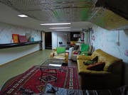 Die Backstage-Räume der Schweiz pendeln zwischen heimelig und Bunkercharme. Von links oben im Uhrzeigersinn: Café Mokka (Thun), Altes Bezirksgefängnis (Hinwil), Sportschützen (Würenlos) und Maiers Theater (Zürich). (Bilder: Beat Schlatter)