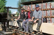 Freude am Holz: Jörg Schweizer, Jürg Rutishauser und Martin Obrist mit der historischen Säge. (Bild: Hana Mauder Wick)