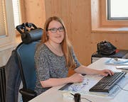 Luftgewehr-Schweizer-Meisterin Mirjam Künzli an ihrem Arbeitsplatz im Nesslauer Gemeindehaus. (Bild: Beat Lanzendorfer)