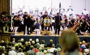Die 40 Orchestermusiker und die drei Solisten durften in der Mehrzweckhalle vor viel Publikum spielen. (Bild: Donato Caspari)